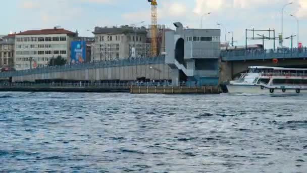 Weißer Bootspass, in goldenem Horn, weißes Boot fährt unter der Brücke durch — Stockvideo