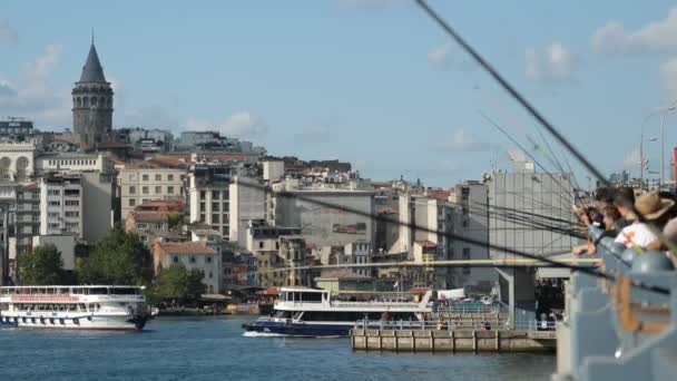 Pesca, pesca de personas en el puente de Galata, en Estambul — Vídeos de Stock