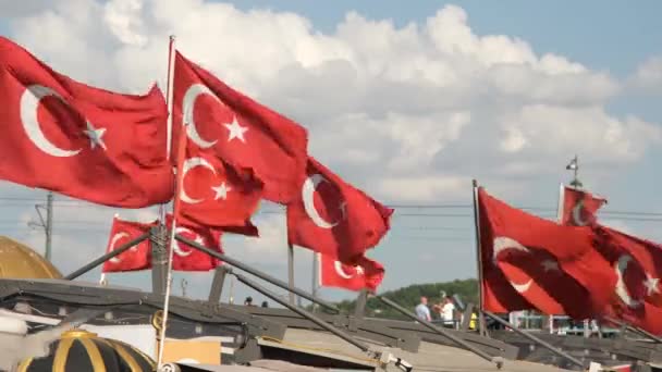 Banderas turcas, cielo azul y nubes con muchas banderas turcas ondeando, en Estambul — Vídeos de Stock