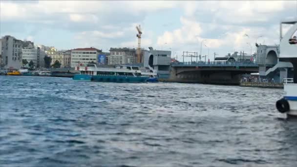 Лодки, проходящие мимо, лодки, проходящие под мостом, мост Галата в Стамбуле — стоковое видео