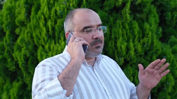 Hablando por teléfono, hombre hablando con su esposa por teléfono — Vídeos de Stock