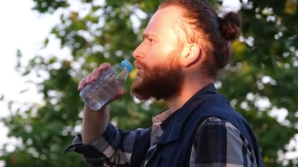 Человек пьющий, кавказский человек питьевая вода — стоковое видео