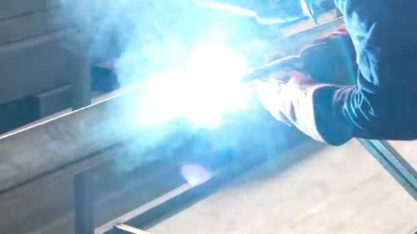 焊接灯，在车间焊接时可以看到光 — 图库视频影像