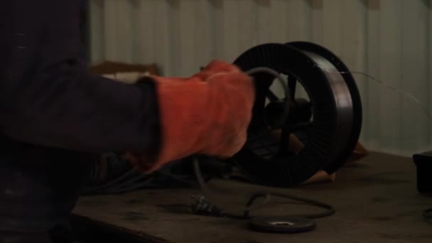 Шлифовальный станок, рабочий прикрепляет камень шлифовального станка в цехе — стоковое видео