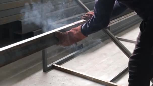 鋼の形状や労働者は鋼管と形状をワークショップで変え — ストック動画