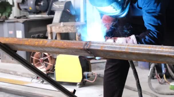 Welding machine, welder is welding with welding machine, in workshop — Stock Video