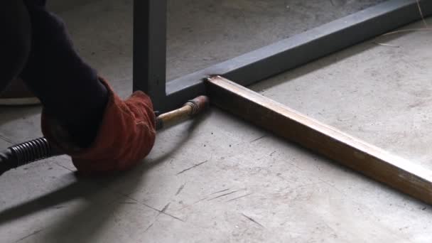 Soldagem de aço, trabalhador está soldando com perfil de aço no chão, na oficina — Vídeo de Stock