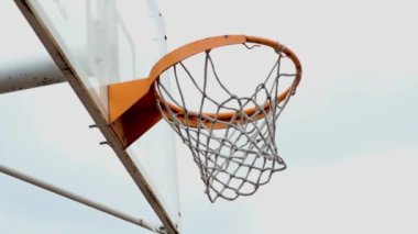 Eski basketbol potası, top eski bir basketbol potasından geçiyor.