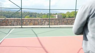 Oyuncu ısınıyor, basketbolcu basketbol sahasında ısınıyor.