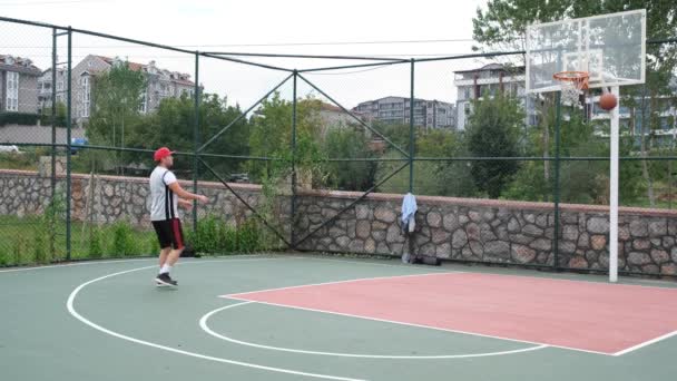 Ensaios de basquete, homem está praticando basquete, 5 versões — Vídeo de Stock
