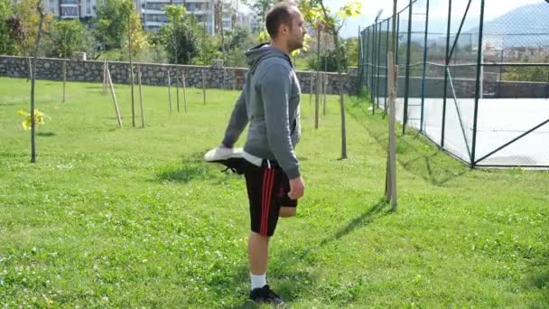 Quadriceps stretch, man gör quadriceps stretch motion — Stockvideo