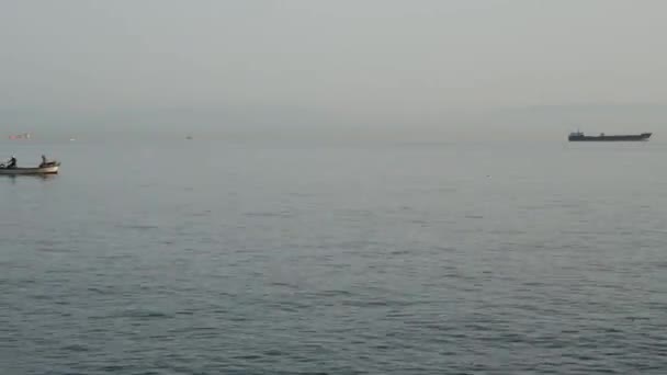 Barquero, barqueros navegan en el mar tranquilo, timelapse — Vídeos de Stock