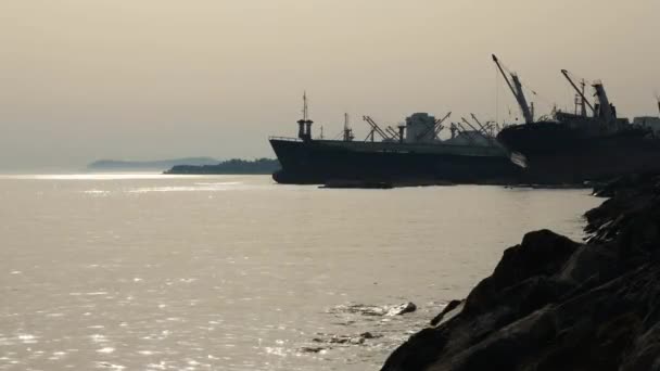 Fartyg förtöjda, fartyg förtöjda i hamn vid solnedgången — Stockvideo