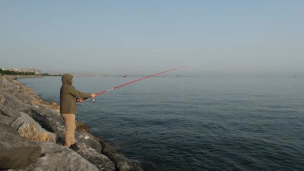 Pescador, pescador de ângulo largo que pesca no recife — Vídeo de Stock