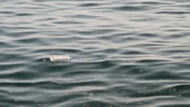 Contaminación del mar, botella de plástico flotando en el mar, contaminación — Vídeo de stock