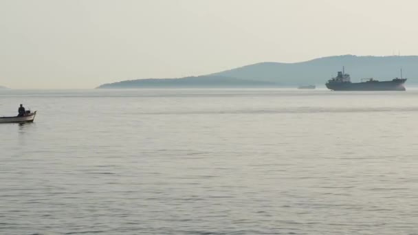 보트 맨 판, 잔잔 한 바다에서 배를 타고 가는 팬 , 소음 효과 — 비디오