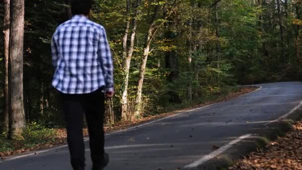 Yürüyen orman yolu, sonbaharda ormanda yürüyen adam, düşüş. — Stok video