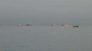 Sahil Güvenlik teknesi, deniz, gökyüzü, sahil güvenlik botu ve kuru kargo gemileri, gürültü etkisi.