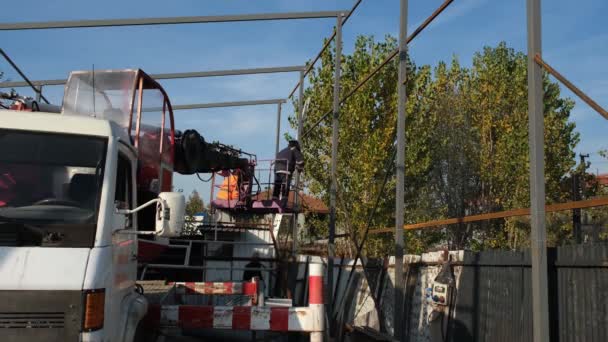 Élévateur à flèche descendant, travailleur descend de l'élévateur à flèche descendant — Video