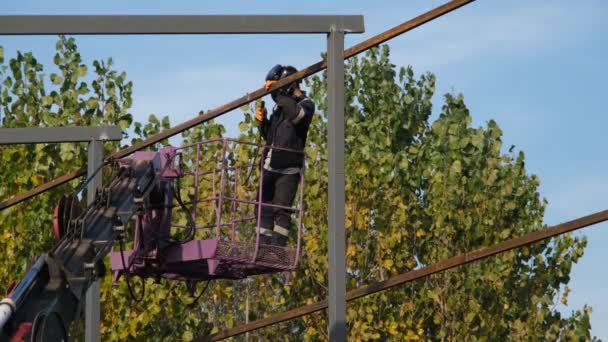 Soldador de acero, acero de soldadura trabajador en grúa cesta — Vídeos de Stock