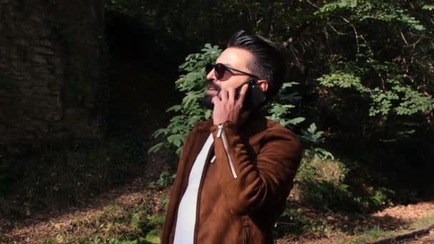 Telemóvel falante, homem a falar ao telefone na floresta, telemóvel — Vídeo de Stock