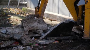 Mini kazıcı, mini kazıcı inşaat alanındaki beton blokları düzeltiyor