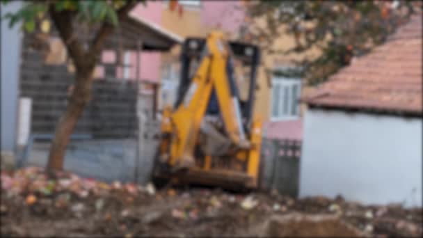 Mini excavadora, mini excavadora está comenzando en el sitio de construcción, desenfoque 3 versión — Vídeos de Stock