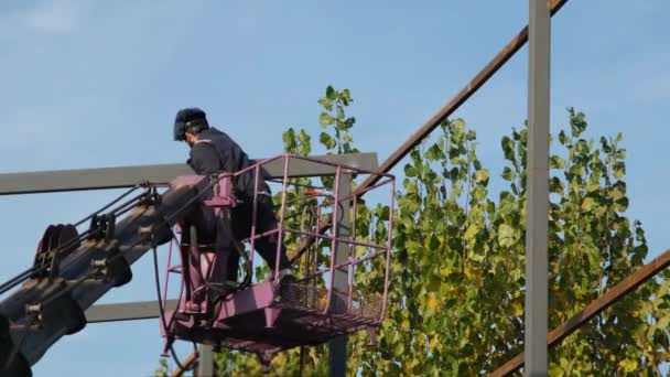 Trabajador, trabajador de soldadura de acero de construcción en la pluma de elevación — Vídeos de Stock