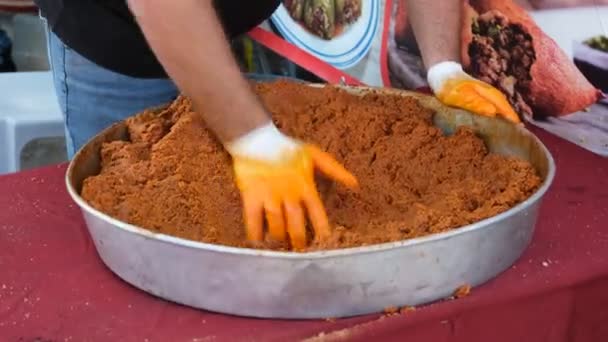 Стейк tartar a la turca, человек делает стейк tartar a la turca — стоковое видео