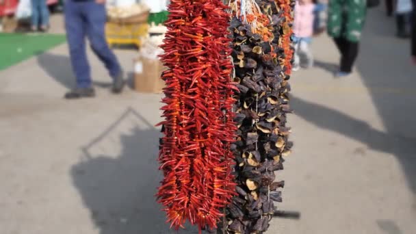 Pimientos secos y berenjenas, pimientos secos y berenjenas vendidos en el mercado oriental — Vídeo de stock