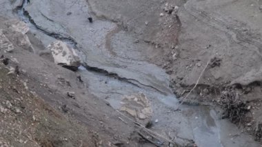 Çatlamış toprak, kuraklık ve 3 versiyon üzerinde akan su.