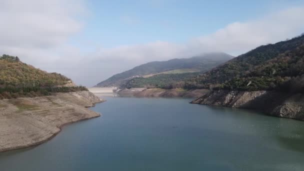 Jezero a sucho, klesající vody v důsledku přehrady jezera a sucha, drone střelba — Stock video