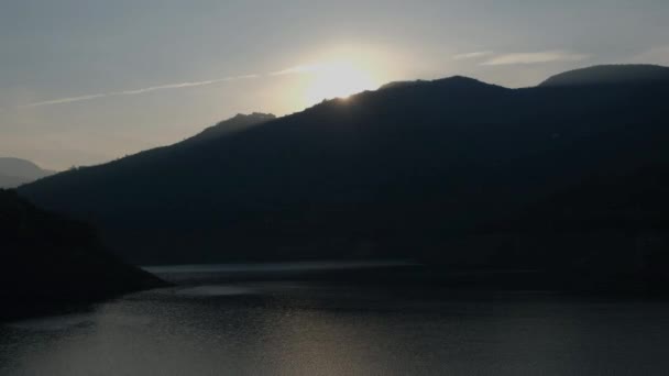 Gün batımı, dağın silueti ve gün batımında gölün silueti, zaman aşımı — Stok video