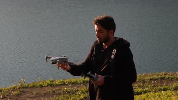 Drohnenbetreiber, Drohnenbetreiber, der Drohne mit der Hand in Nahaufnahme lüftet — Stockvideo