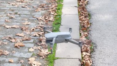 Uçan dron, İHA yerden yavaşça havalanıyor.