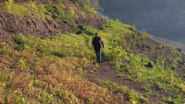 Promenadstig, ung man vandrar stigen vid sjön — Stockvideo
