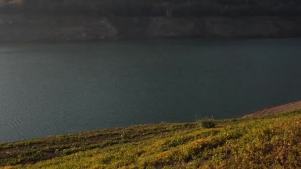 ズーム設定,湖の景色に対するカメラのズームを調整, 2バージョン — ストック動画