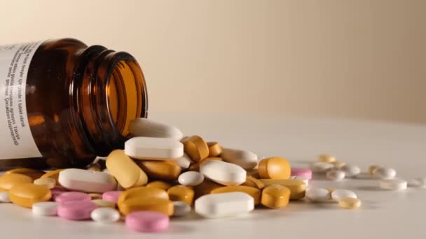 Efeito de drogas, garrafa de remédio e pílulas espalhadas com luzes, virar mesa — Vídeo de Stock