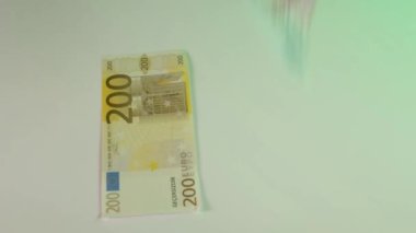 Euro ve lira, Euro Türk lirasına karşı çok değerlidir..