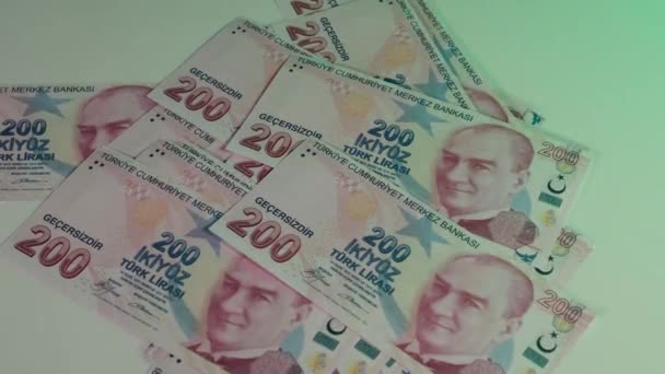 Турецька ліра, багато двохсот турецьких банкнот ліри, які можна побачити на поворотному столі.. — стокове відео