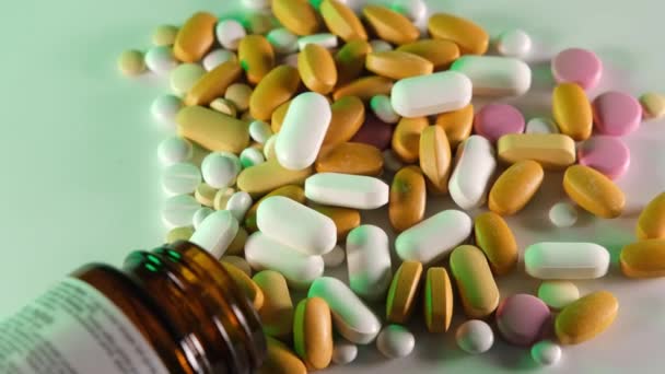 Píldoras derramadas, se ve que las píldoras de color se dispersan de la caja de la medicina — Vídeo de stock