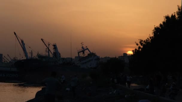 Silueta del puerto, barcos en el puerto y silueta de puesta del sol, lapso de tiempo — Vídeo de stock