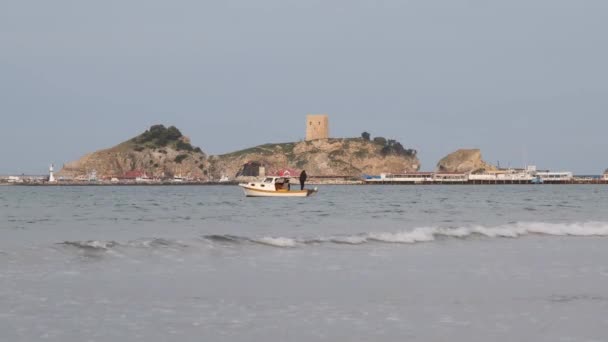 Рибальський човен, невеликий рибальський човен у сірому морі восени — стокове відео