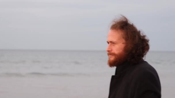 Человек, наблюдающий за морем — стоковое видео