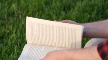 Kitap sayfaları çeviriliyor