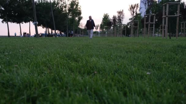 Mann läuft auf Gras — Stockvideo