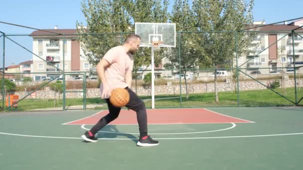 Pratiquer le basketball sur le terrain — Video