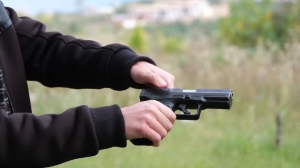 Ladda om en pistol, — Stockvideo