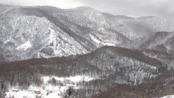 Снежная погода и горы, с кастрюлей — стоковое видео