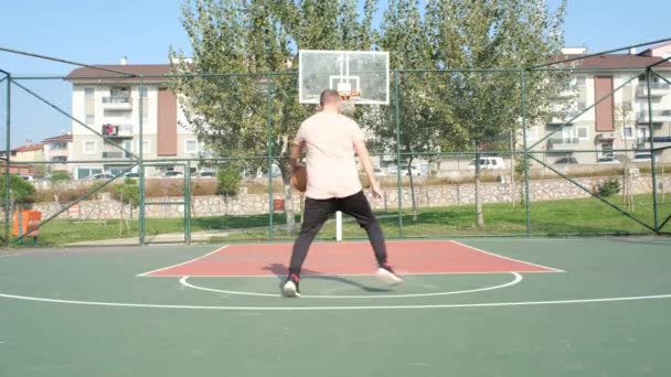 Baloncesto tiro en la cancha — Vídeo de stock